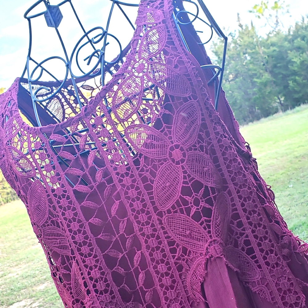 Lace detailed sleeveless top